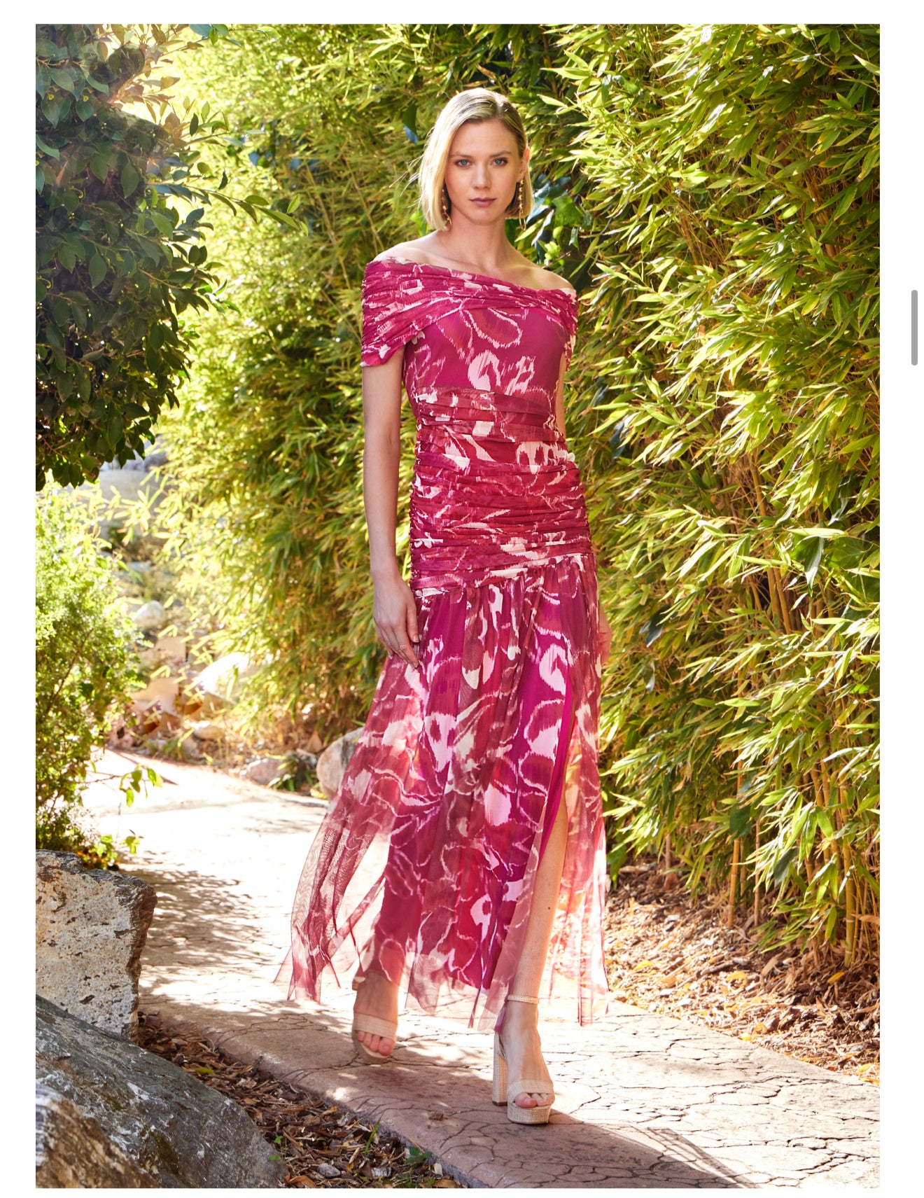 Maxi Vestido "Magenta Dream" - Flores Drapeadas y Abertura